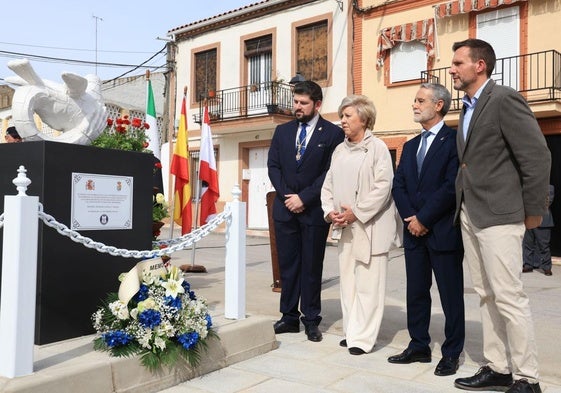 Alfonso Morcillo da nombre a una calle en Medellín, donde además se descubrió un monumento en especial a su memoria.