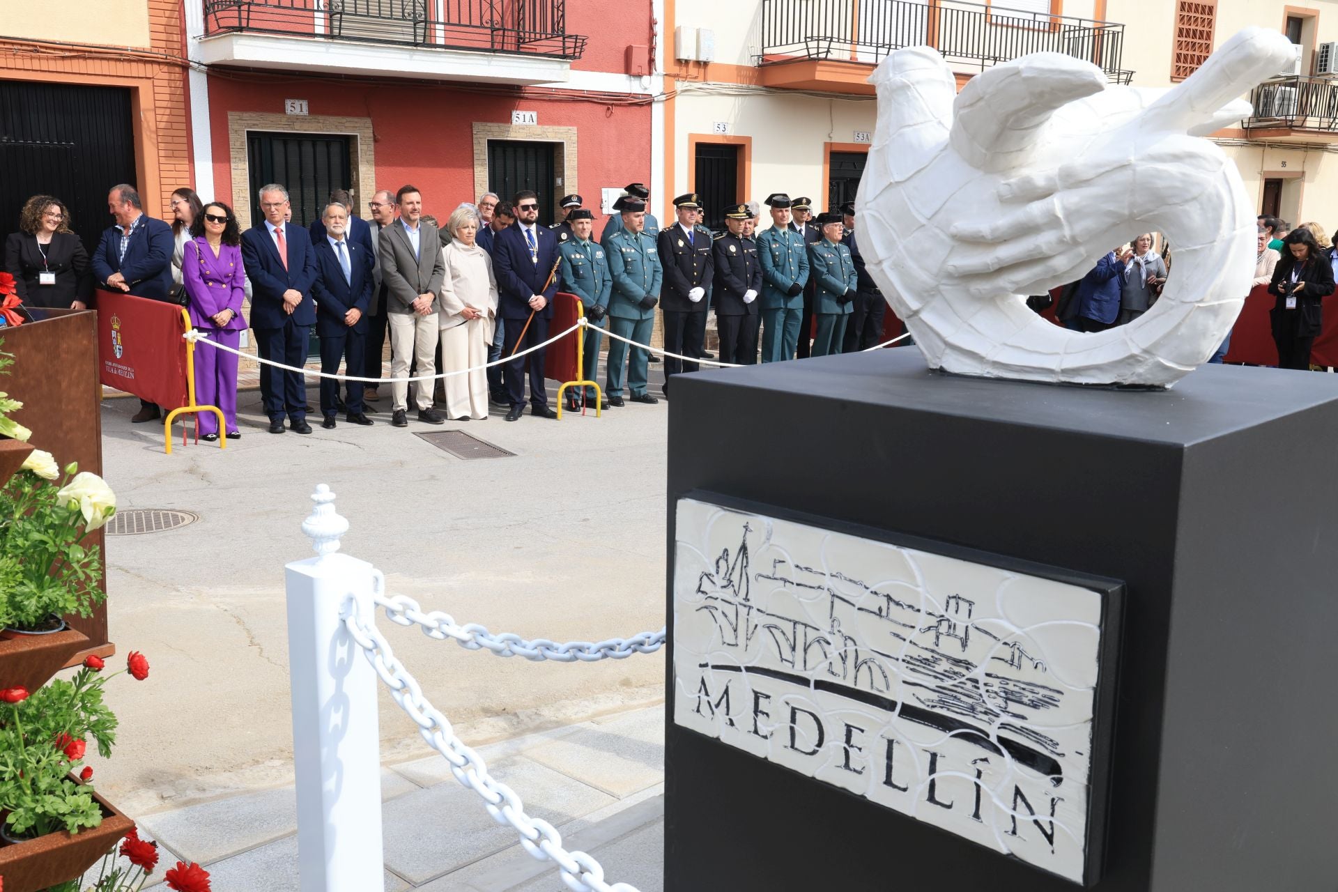 La escultura en recuerdo de Alfonso Morcillo y el resto de víctimas del terrorismo ha sido colocada en la Travesía de Ortigas.