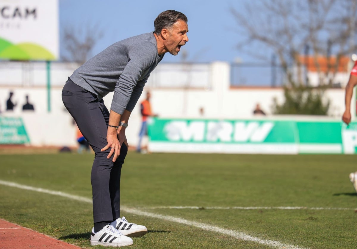 Alberto Cifuentes durante el derbi contra el Don Benito.