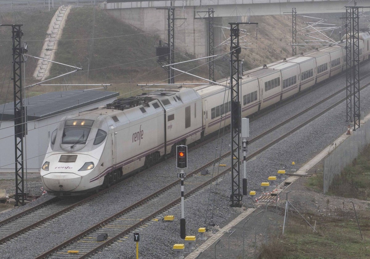 Un tren circulando por el baipás de Mérida el pasado mes de diciembre.