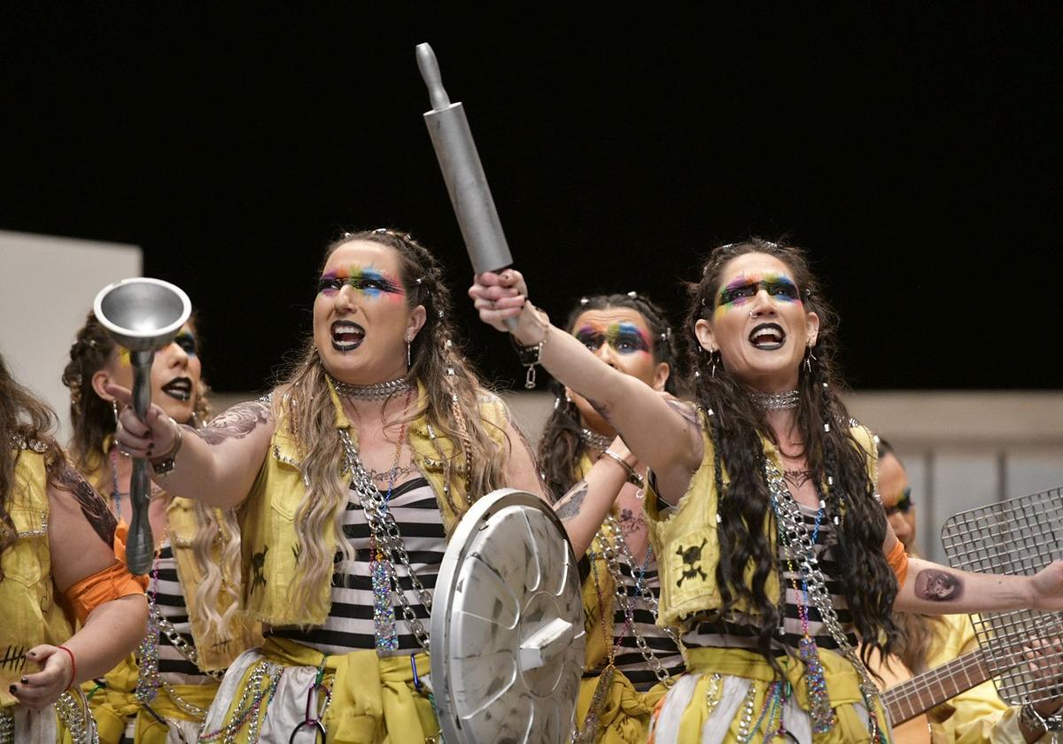 Las Chimixurris en el tercer día de preliminares del Concurso de Murgas del Carnaval de Badajoz 2025.