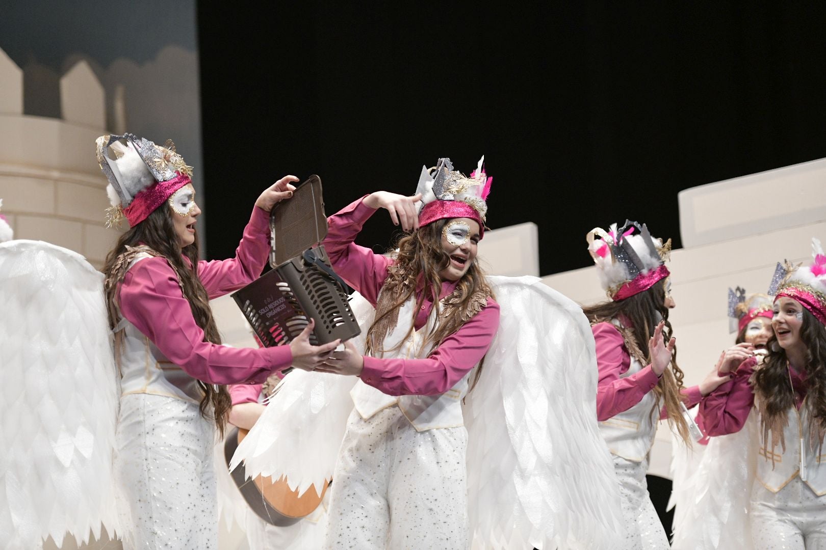 Actuación de Los Mini-Folk en el cuarto y último día de preliminares del Concurso de Murgas del Carnaval de Badajoz 2025. 