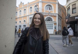 Yuliia, con la calle San Antón de Cáceres al fondo, antes de entrar a trabajar.