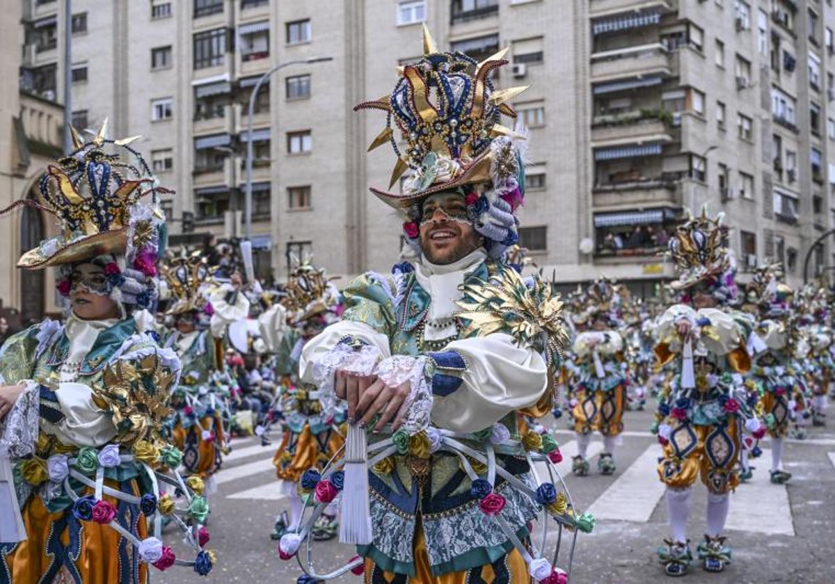 Comparsa Wailuku en el Desfile de Comparsas del Carnaval de Badajoz 2025.