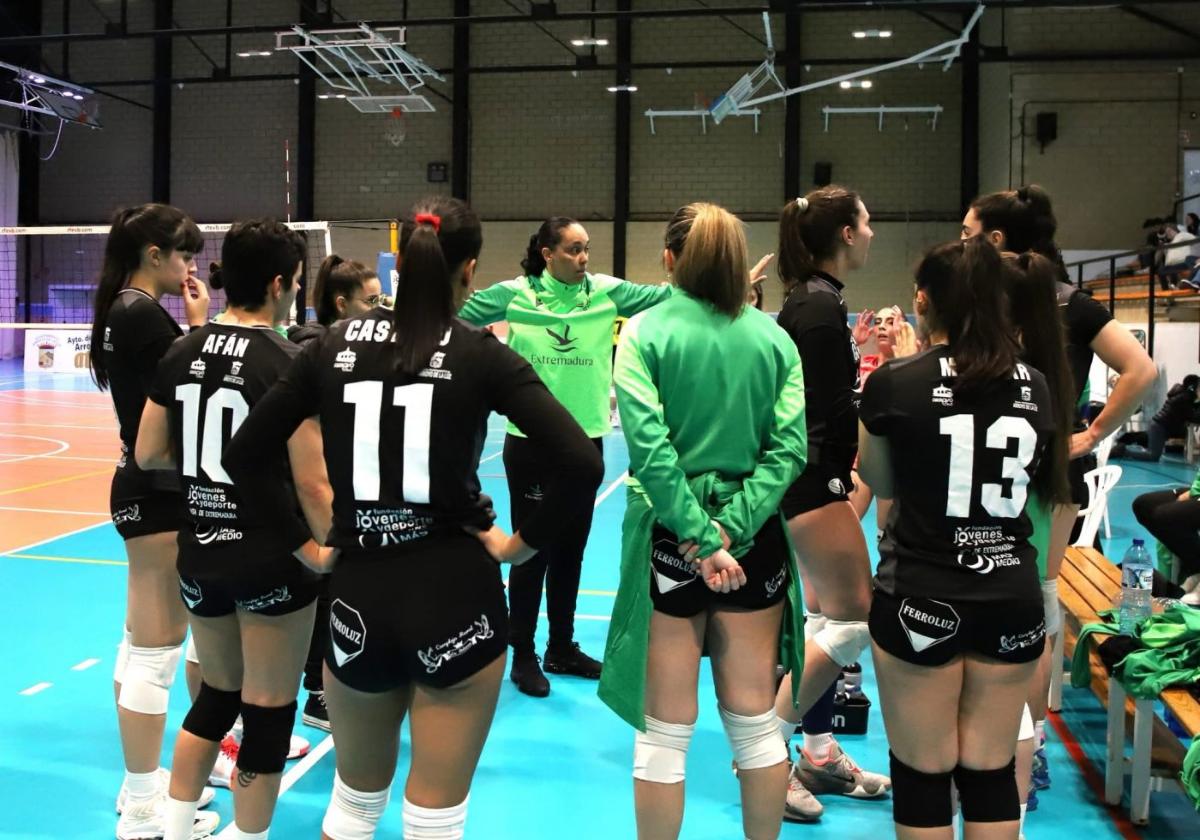 Flavia Lima da instrucciones a sus jugadoras ante el Aguere.