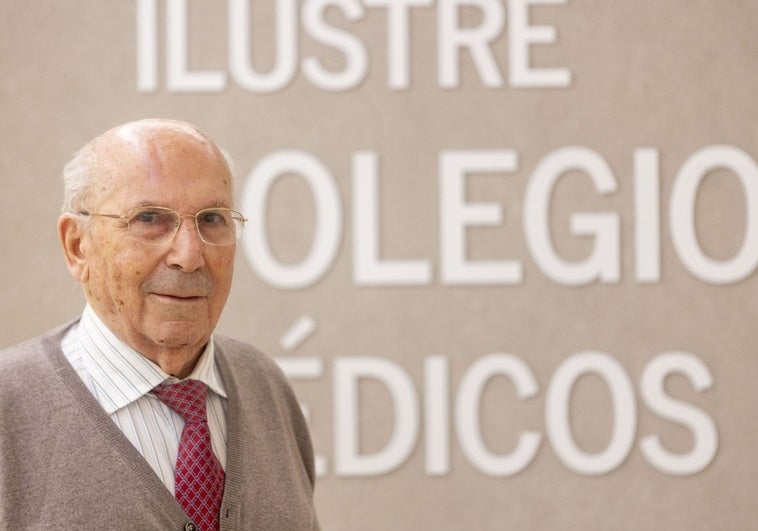 Manuel Montero Arias, de 95 años, fotografiado esta semana en la sede del Colegio Oficial de Médicos de Cáceres.