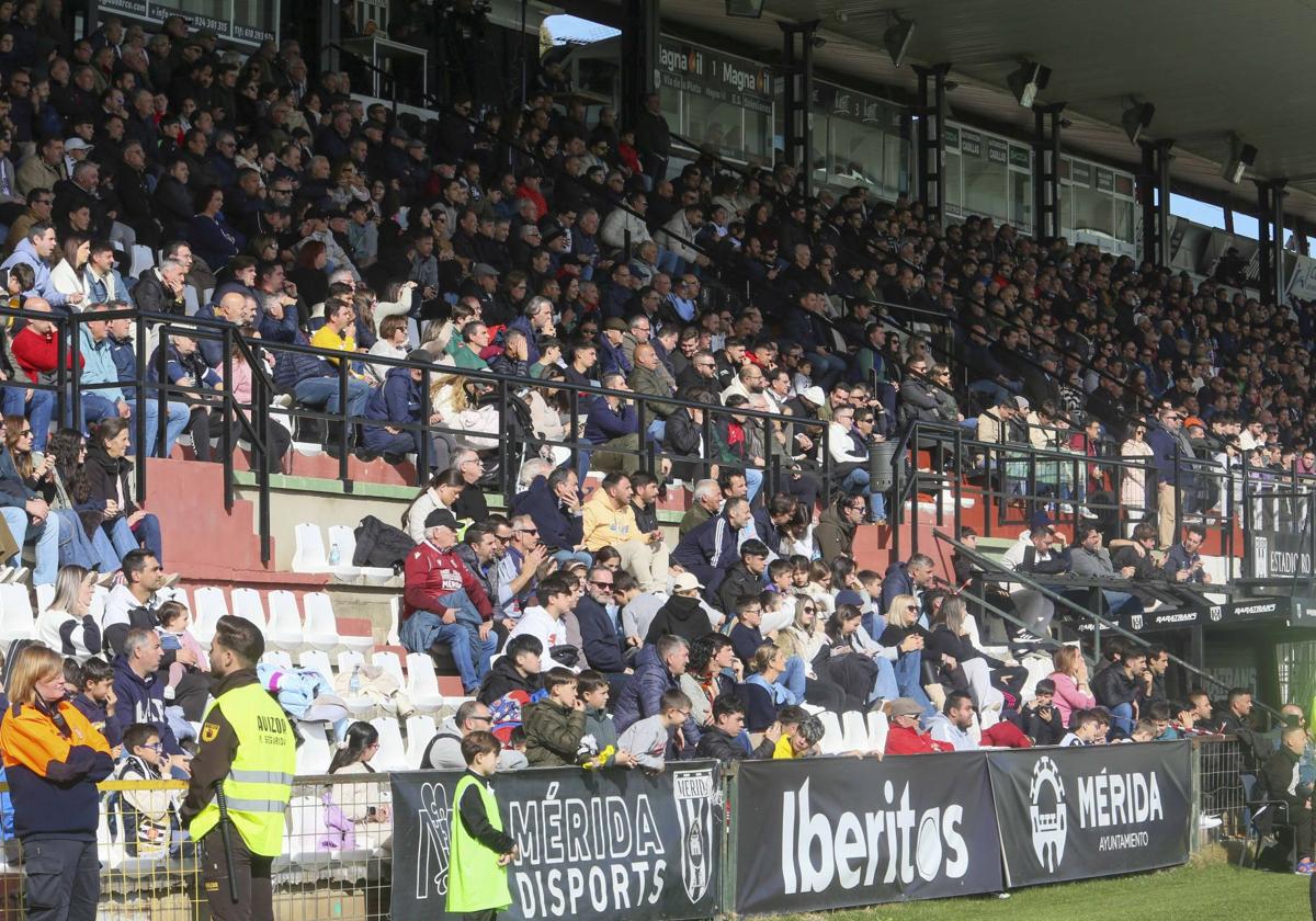 Aspecto de la tribuna del Romano en el choque ante el Marbella.