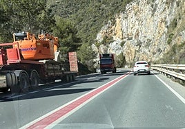 Línea longitudinal continua de color rojo.