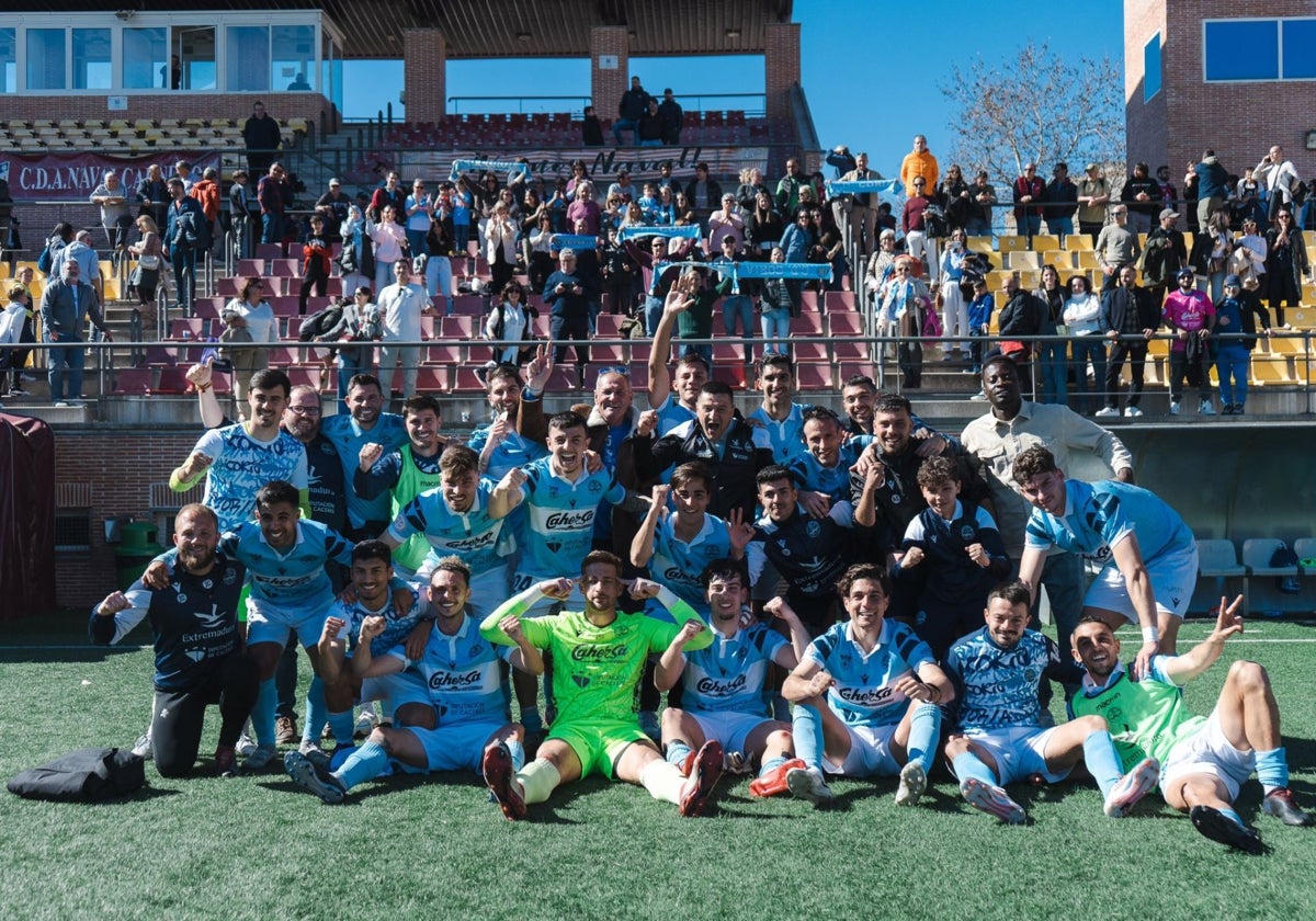 Celebración celeste tras el triunfo frente al Navalcarnero este domingo.