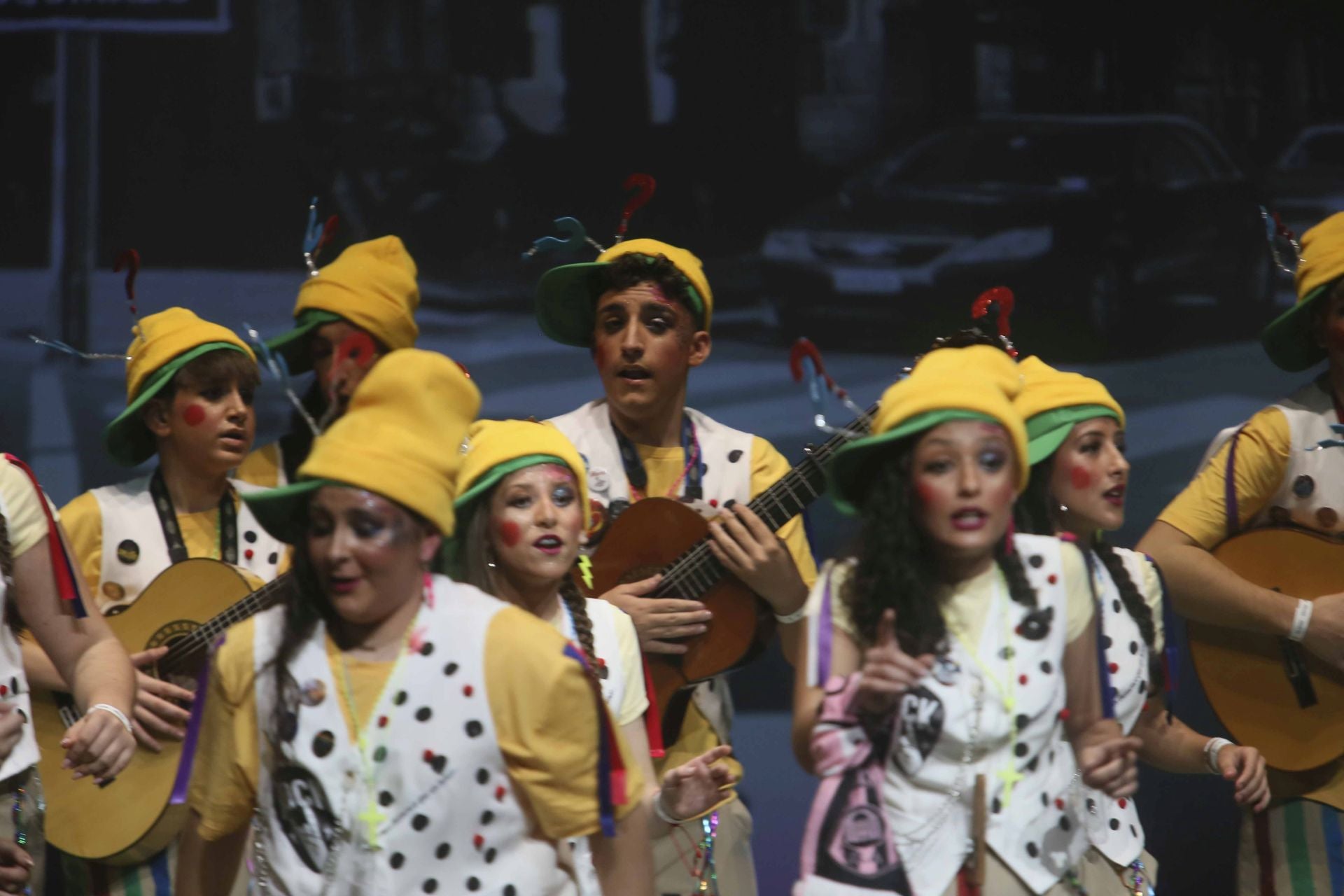 Actuación de la chirigota Los Que Sobraban en el Concurso de Agrupaciones Juveniles del Carnaval Romano 2025. 