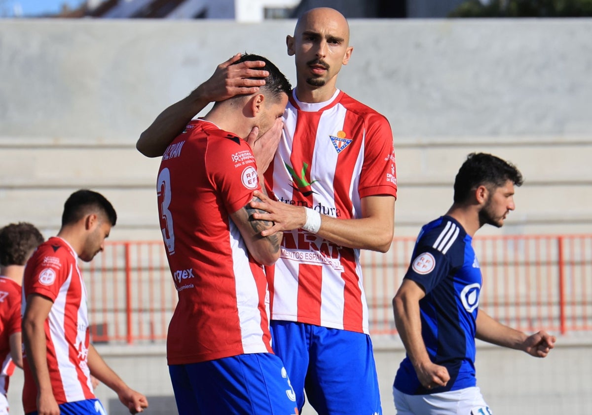 Iturraspe trata de consolar a Razvan tras fallar el penalti en el minuto 4.