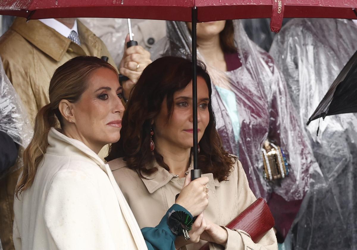 María Guardiola e Isabel Díaz Ayuso, en el desfile de la Fiesta Nacional del año pasado.