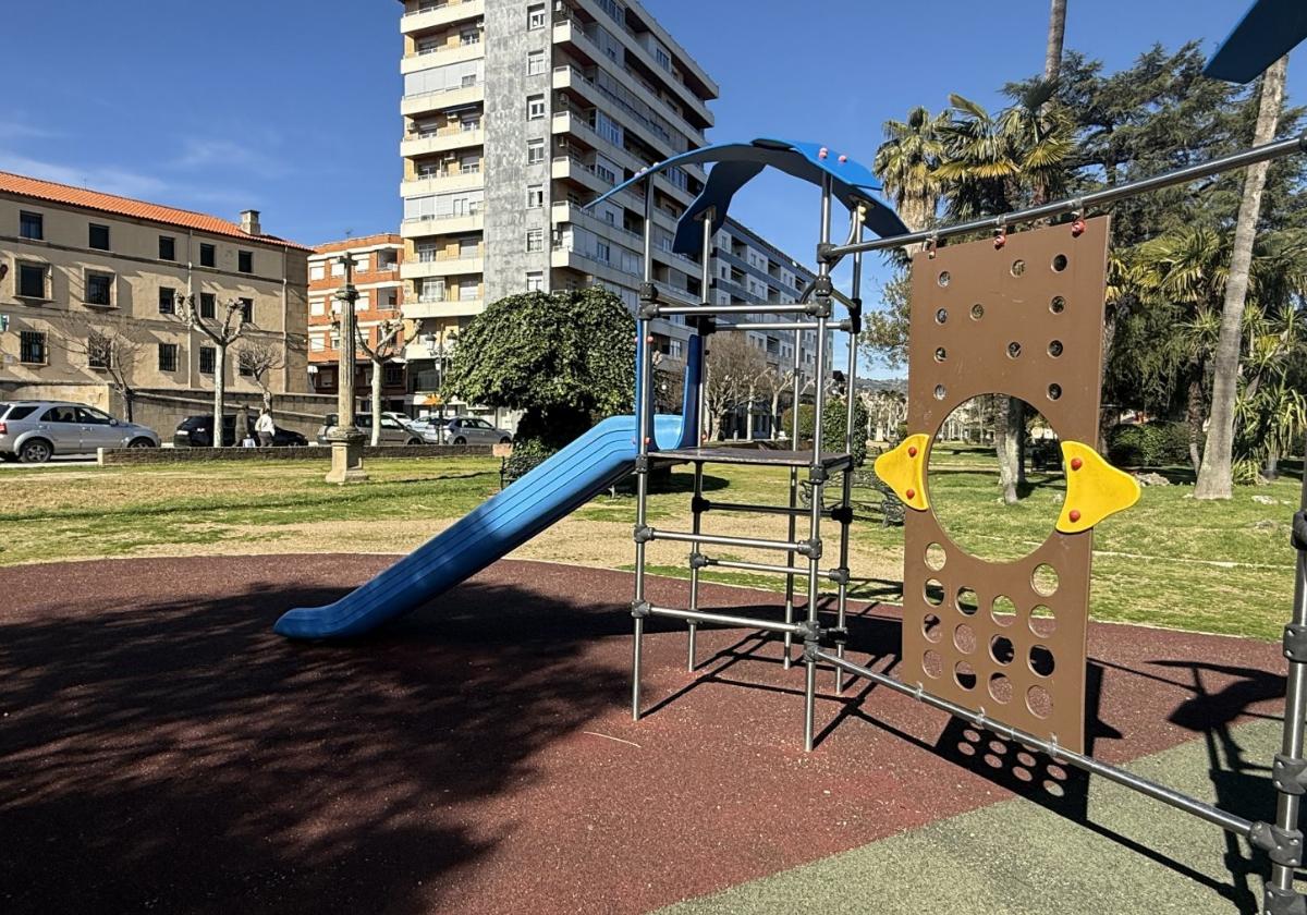 El parque infantil de la Rana sigue esperando un año después.