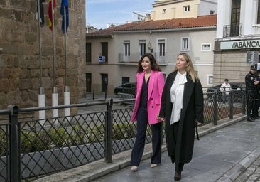 Fotos | El encuentro de María Guardiola e Isabel Díaz Ayuso en Mérida, en imágenes