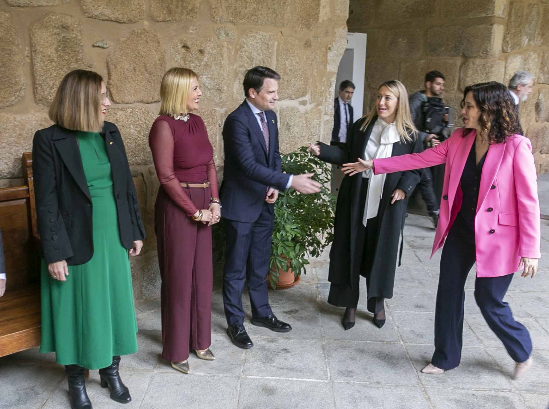 El encuentro de María Guardiola e Isabel Díaz Ayuso en Mérida, en imágenes