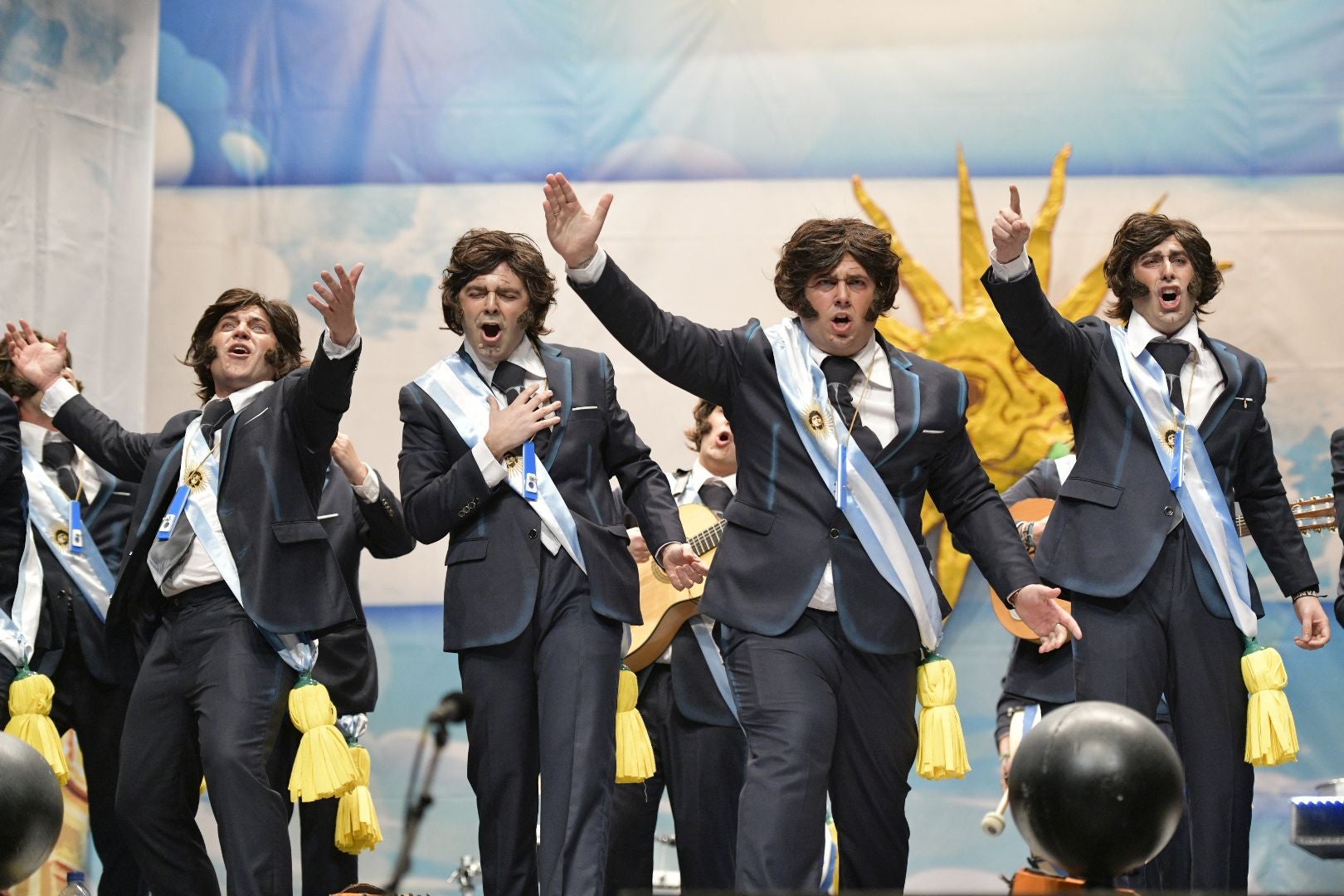 Actuación de De Tururta Madre en la primera semifinal del Concurso de Murgas del Carnaval de Badajoz 2025. 