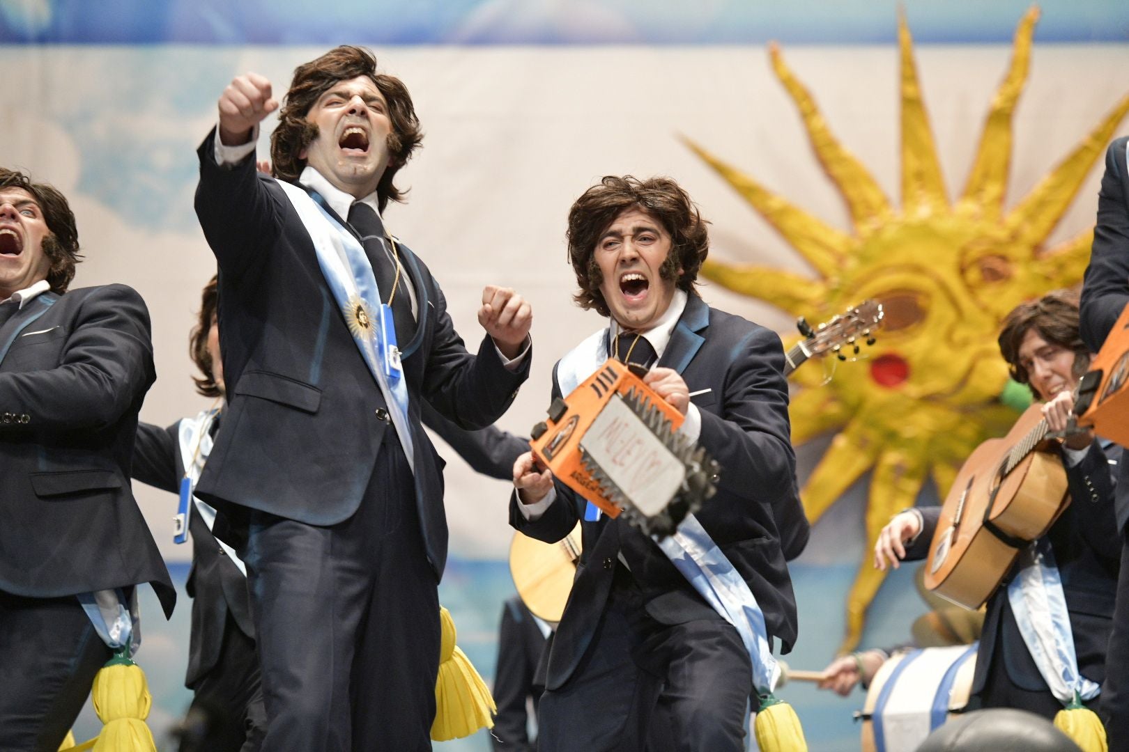 Actuación de De Tururta Madre en la primera semifinal del Concurso de Murgas del Carnaval de Badajoz 2025. 