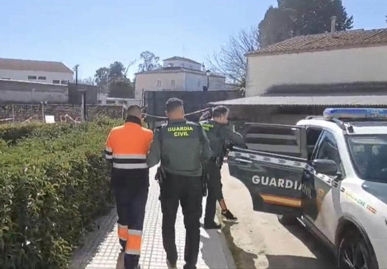 Uno de los detenidos en la operación de la Guardia Civil en Valencia de Alcántar.a