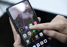 Imagen de archivo de un teléfono movil con varias aplicaciones