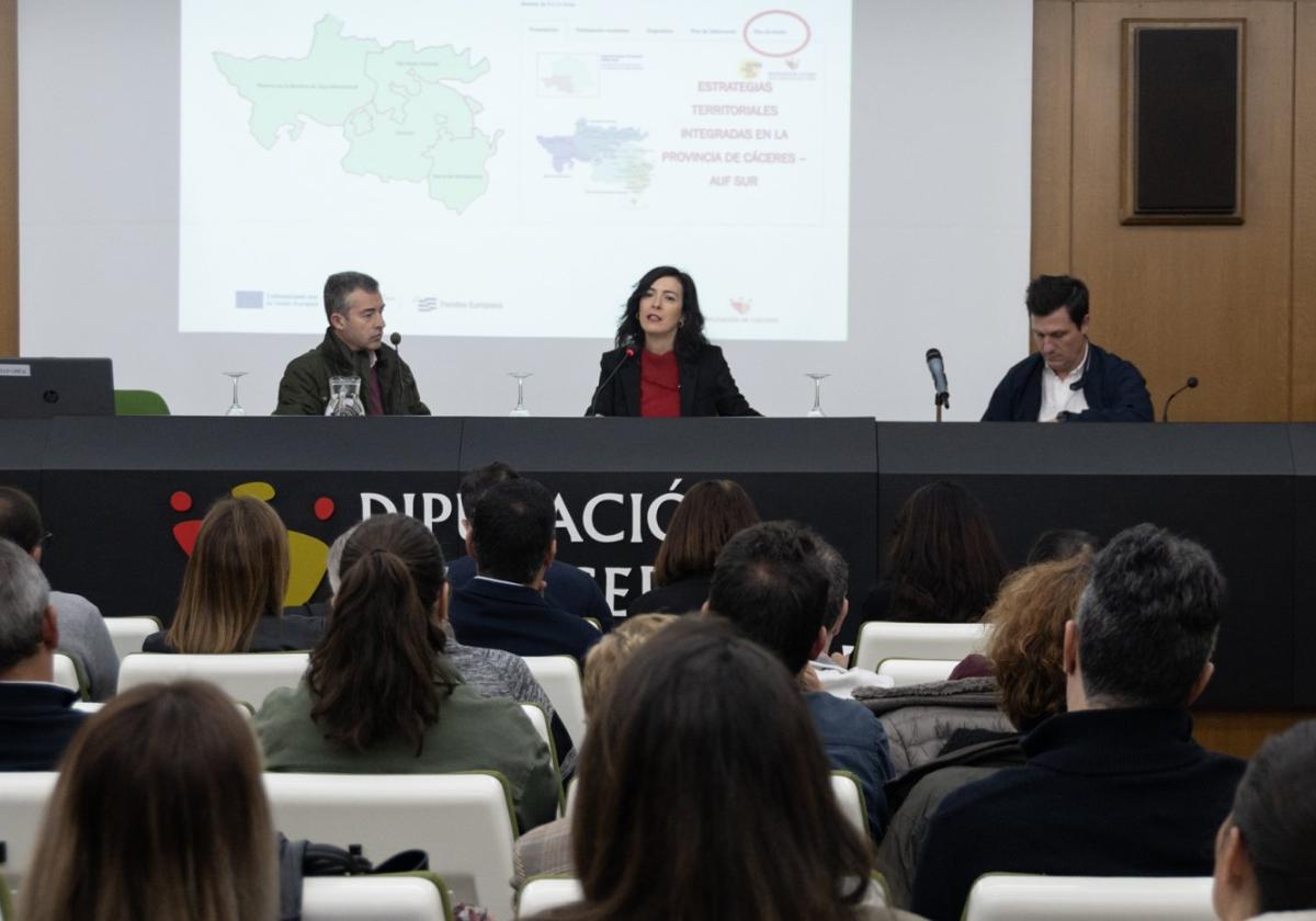 Esther Gutiérrez en su intervención ante los alcaldes.