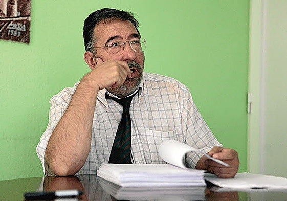 Emilio Sánchez repasa la documentación de un caso.