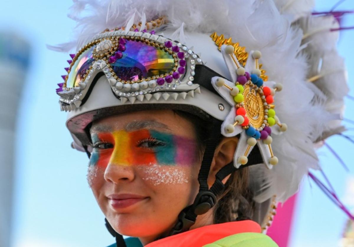 Miembro de la comparsa Umsuka Imbali, en el desfile organizado por el centro comercial El Faro en 2024