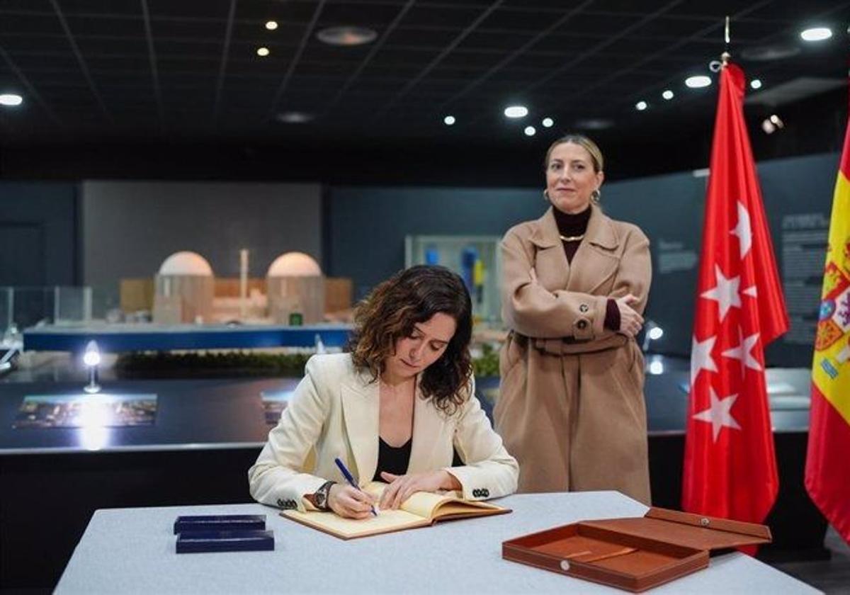 Isabel Díaz Ayuso y María Guardiola, este martes en la central nuclear de Almaraz.