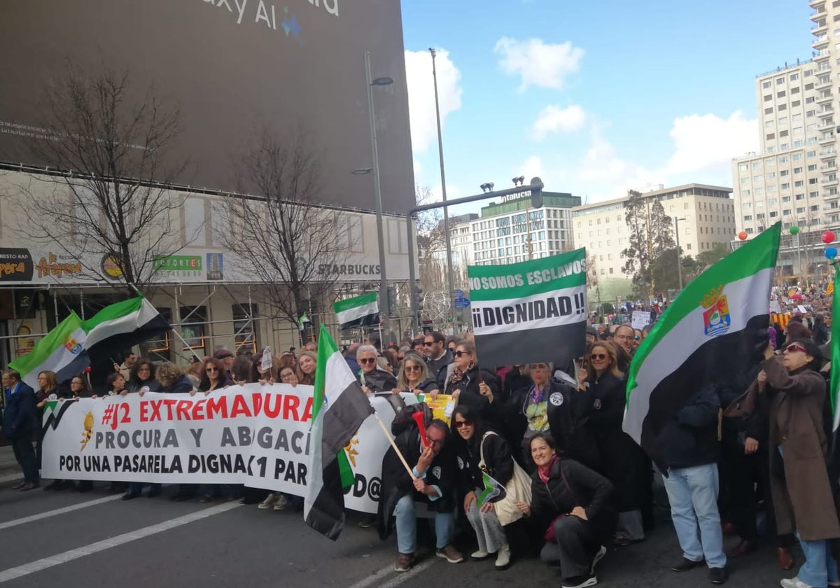 Procuradores y abogados extremeños en la última protesta en Madrid.