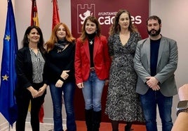 Belén Fernández, tercera por la izquierda, con miembros del grupo municipal socialista.