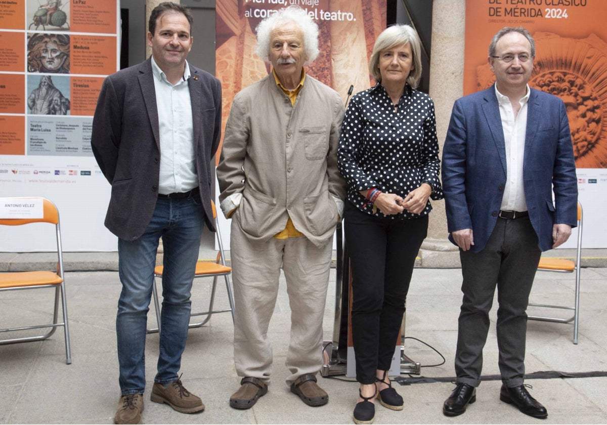 Jesús Cimarro (último por la derecha) junto a la consejera de Cultura, Victoria Bazaga, El Brujo y el concejal emeritense Antonio Vélez en la presentación de la obra del actor el año pasado en el Festival de Mérida.