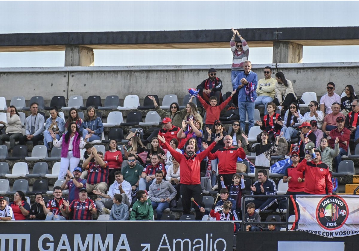 La afición del Extremadura se hizo notar en el Nuevo Vivero.