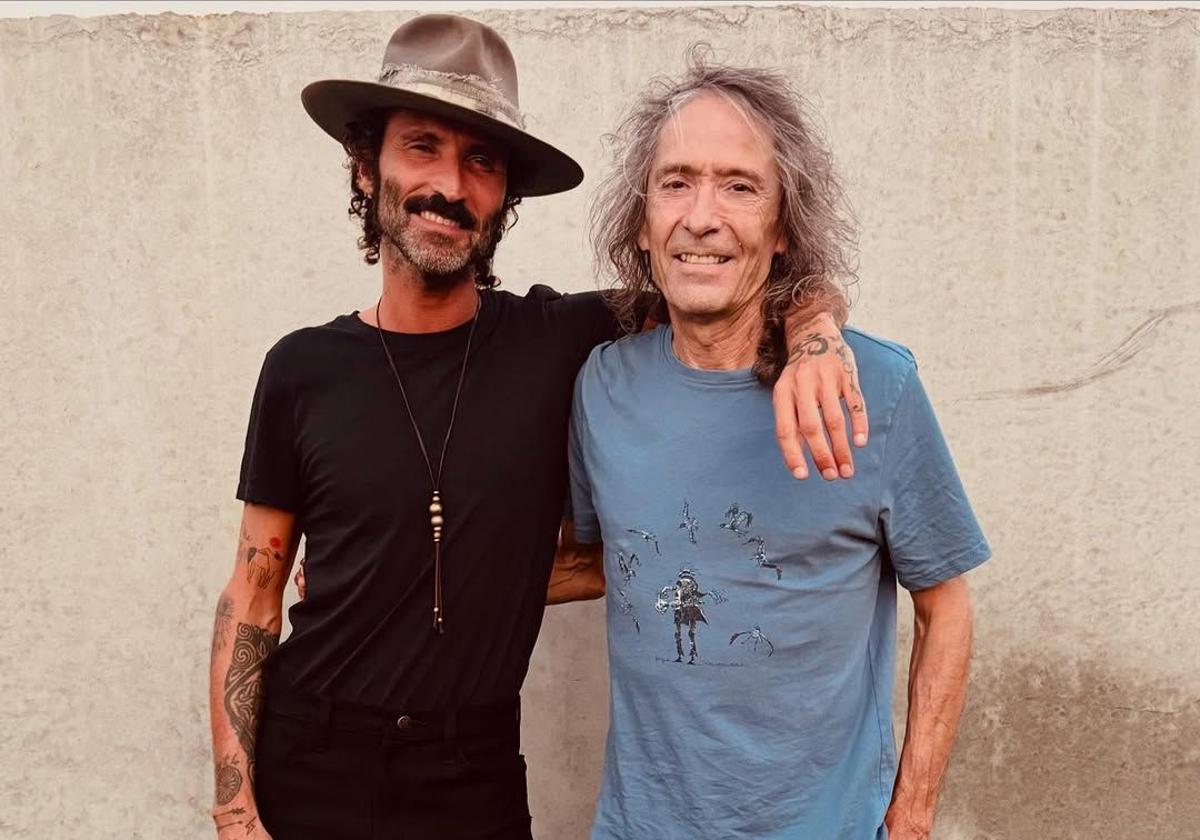 Leiva compartió hace unos meses en sus redes unas fotografías junto a otros músicos, entre ellos el extremeño Roberto Iniesta.