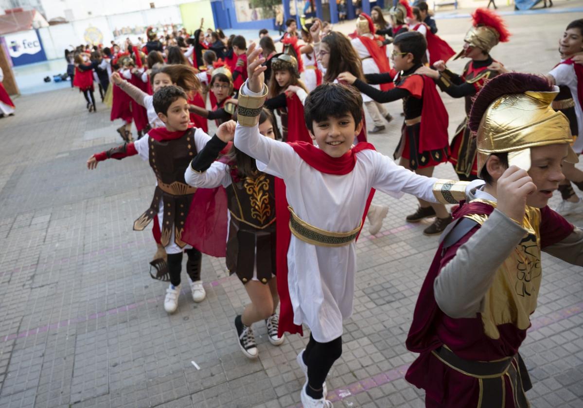 Los alumnos del colegio Sagrada Familia este jueves en el desfile esocolar que han adelantado por la previsión de lluvia.