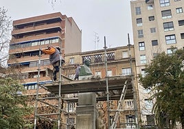 Retirada de andamios de la escultura, este martes por la mañana.