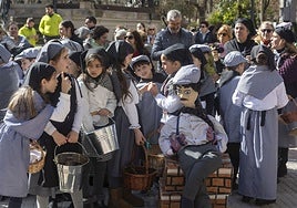 El colegio Sagrado Corazón de Cáceres celebró este jueves su propio desfile de Carnaval y no faltaron las lavanderas.
