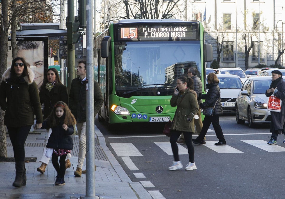 Autobús urbano de la línea 5 en la avenida Clara Campoamor en una imagen de archivo.