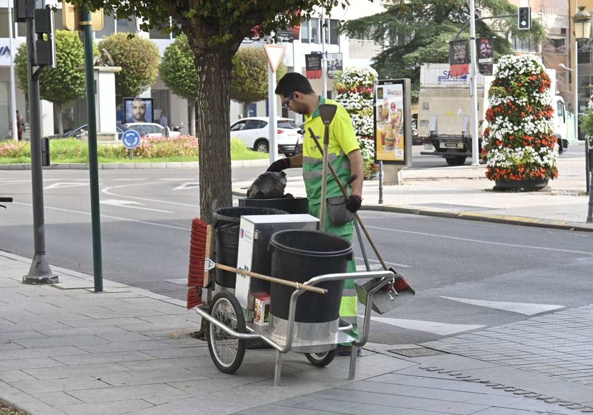 El servicio de limpieza viaria y recogida de basuras costará 15,9 millones de euros este año.