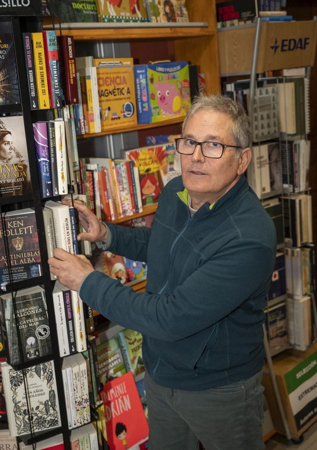 Manuel Martínez, medio siglo en la librería familiar.