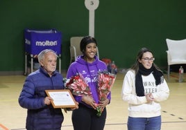 Ángela Jiménez (en el centro) durante un homenaje.