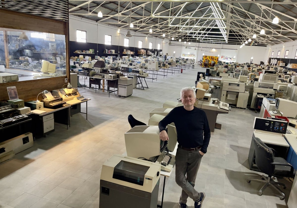 Carlos Izquierdo, en su Museo. Ocupa una nave de 1.400 metros cuadrados.