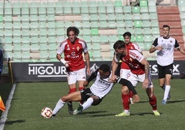 Athuman despeja ante la presión de dos jugadores del Real Murcia.