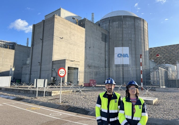 Borja Romero e Izaskun García, en la planta en la que trabajan los dos. Son ingenieros y pareja.