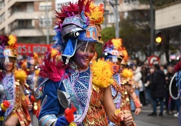 Las comparsas infantiles abren el Carnaval de Badajoz bajo la lluvia