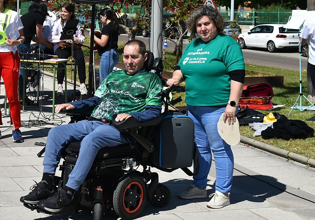Remedios y su marido Lucas, de Miajadas, en un acto sobre la ELA el verano pasado.