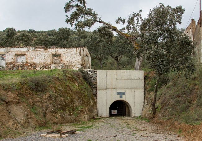 Exterior de la mina Monchi, en Burguillos.