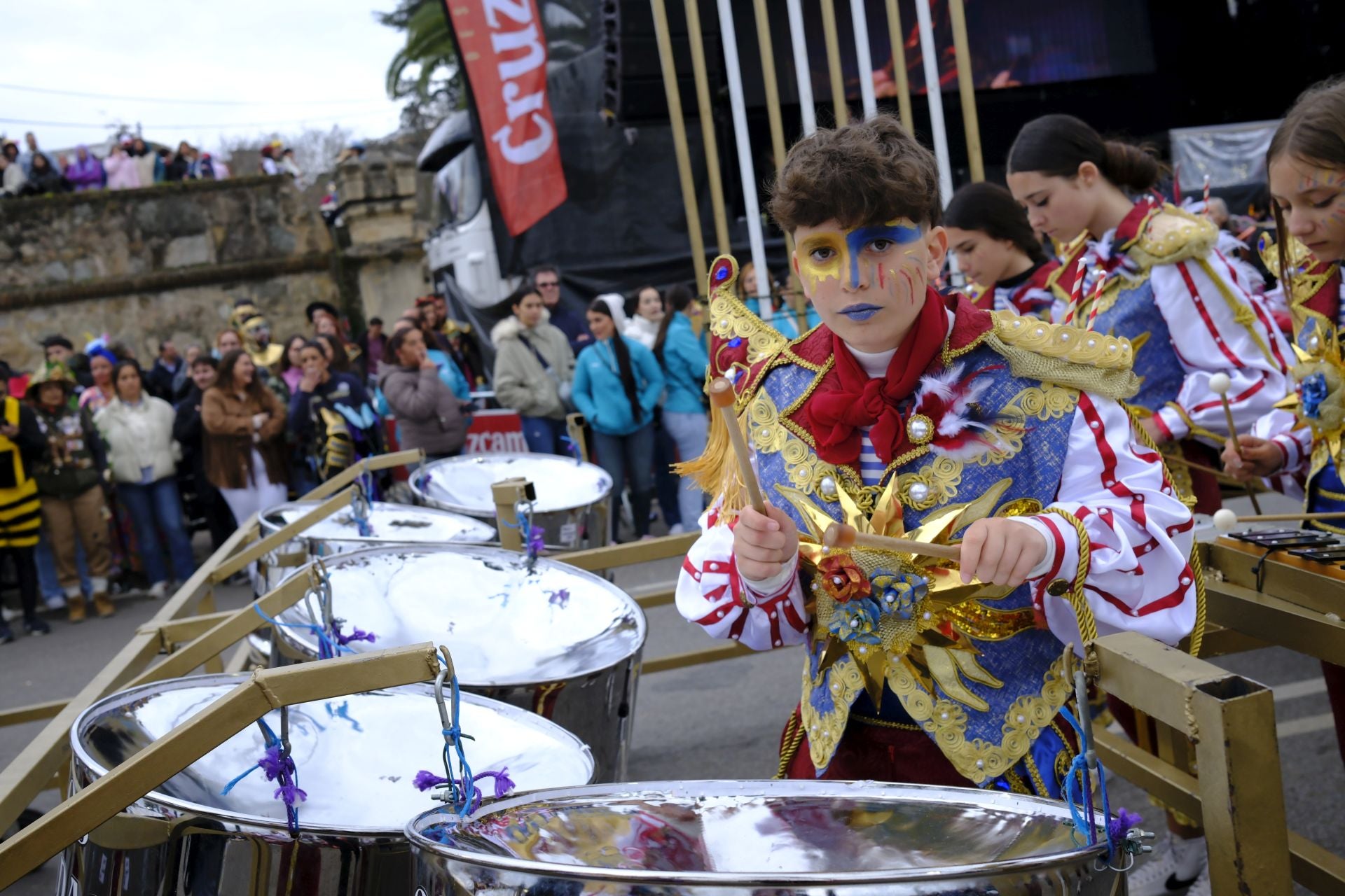 El desfile de comparsas de este sábado en el Carnaval de Badajoz 2025, en imágenes