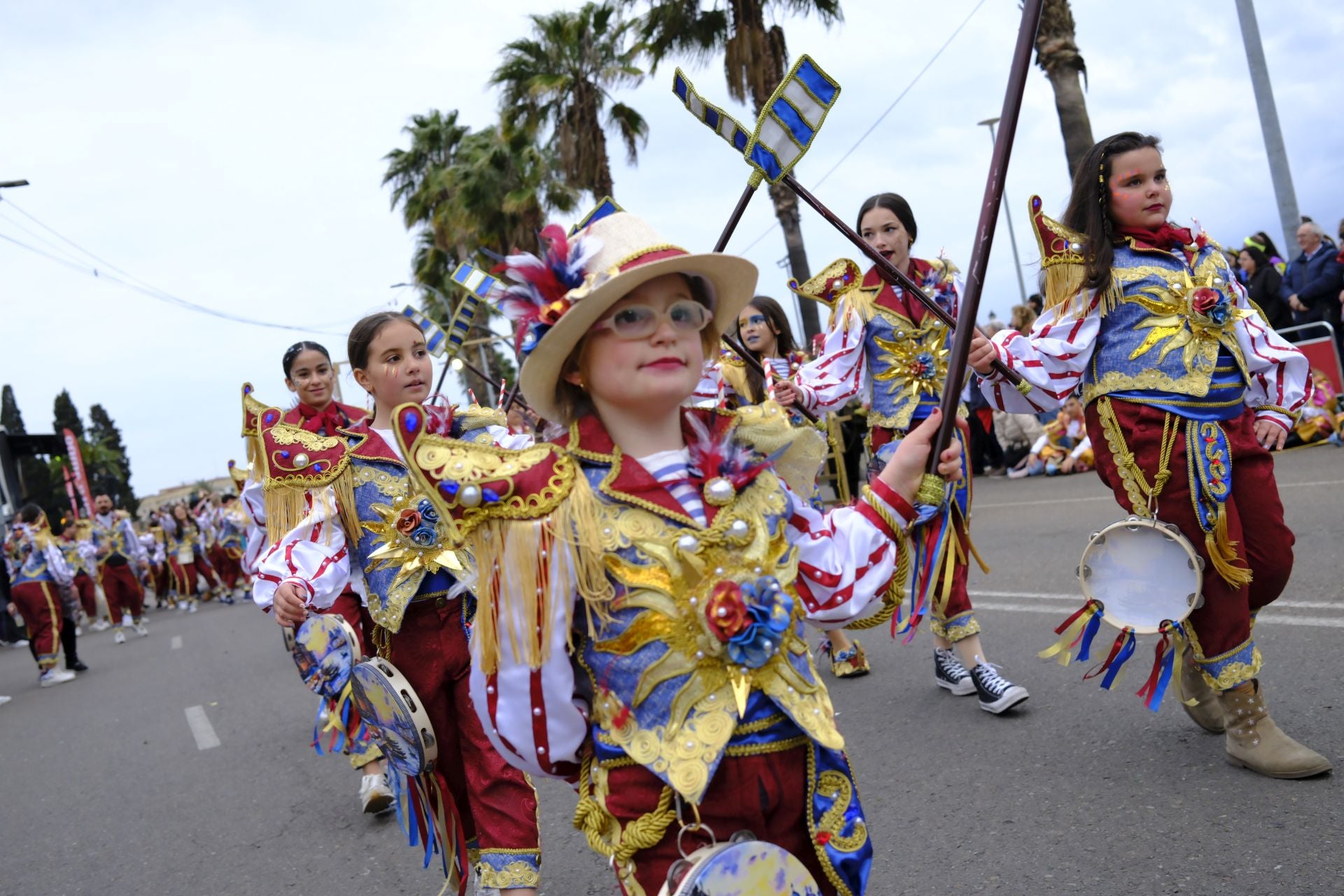 El desfile de comparsas de este sábado en el Carnaval de Badajoz 2025, en imágenes