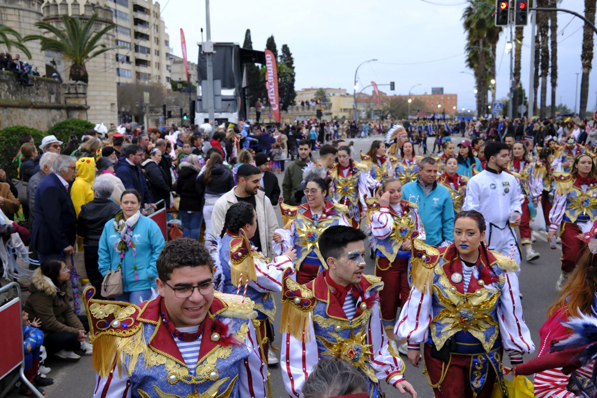 El desfile de comparsas de este sábado en el Carnaval de Badajoz 2025, en imágenes