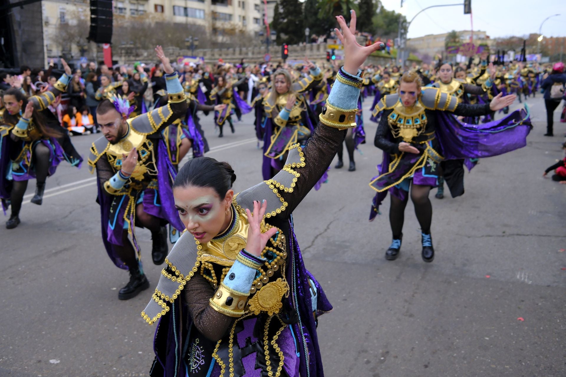 El desfile de comparsas de este sábado en el Carnaval de Badajoz 2025, en imágenes