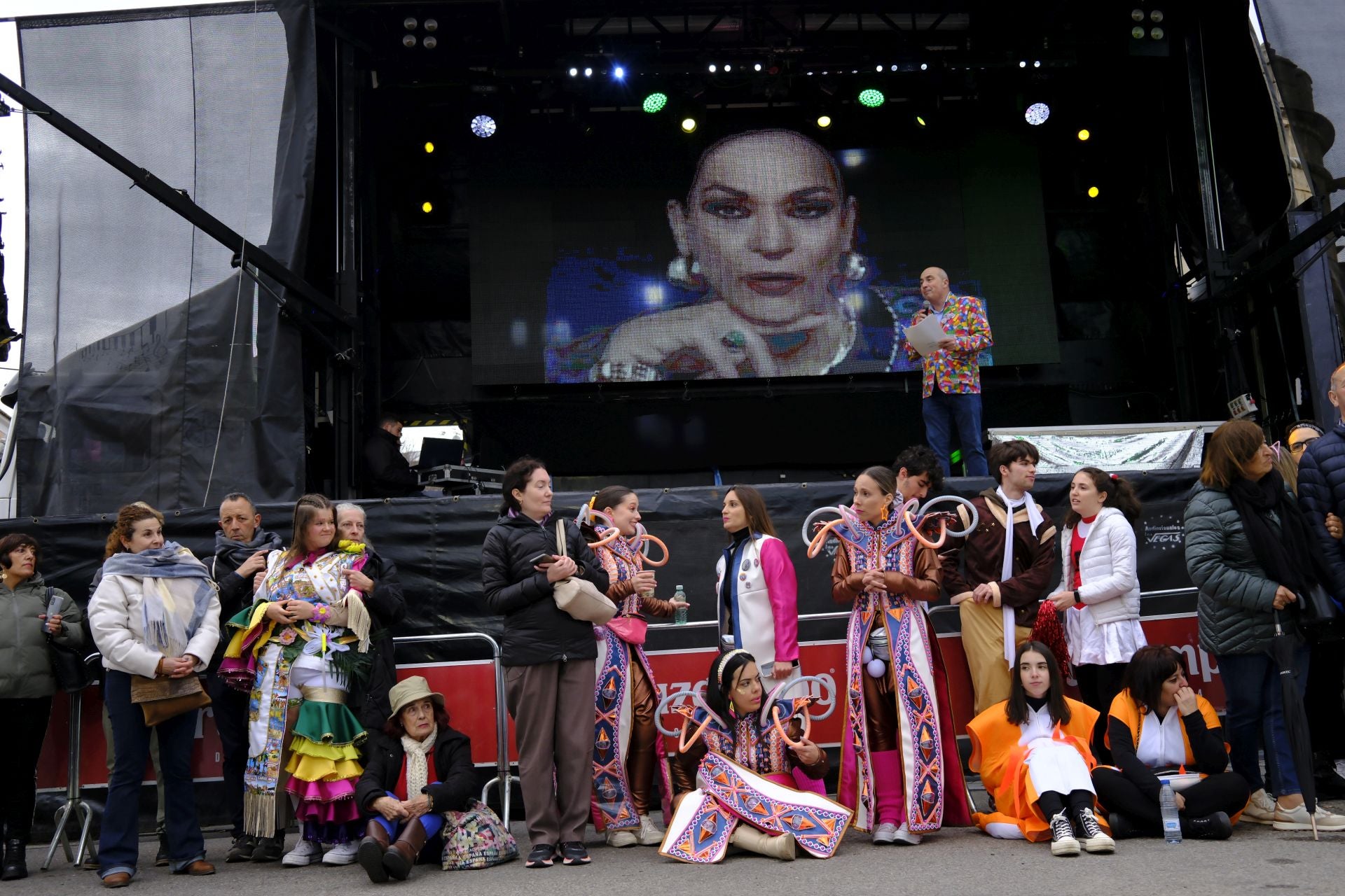 El desfile de comparsas de este sábado en el Carnaval de Badajoz 2025, en imágenes